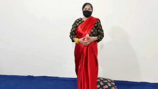 Seksi Hint Yenge Sürme Yapay Penis içinde Güzel Sari