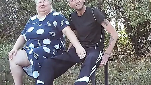 Halka açık bir parkta bir arkadaşım bankta sikimi sıvazlıyor