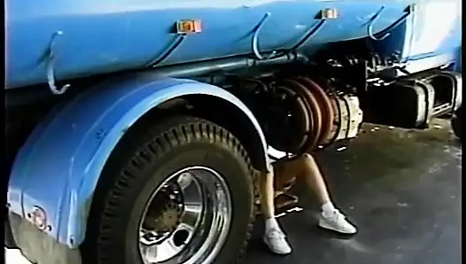 Büyük memeli kıllı amcık parkta sikişiyor