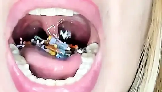 Endoskopi!! Giantess aynı anda 25 üyeyi yuttu