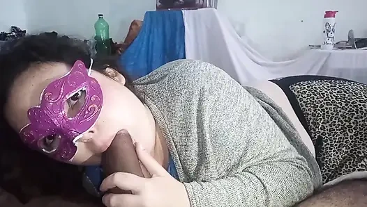 Aldatılan kocayı canavar yarakla oral seks yaparken izlemeye başlıyor