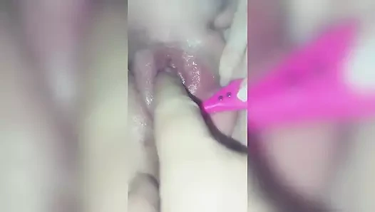 İçimde bir oyuncak varken parmaklandım ve inanılmaz harika bir orgazmdı
