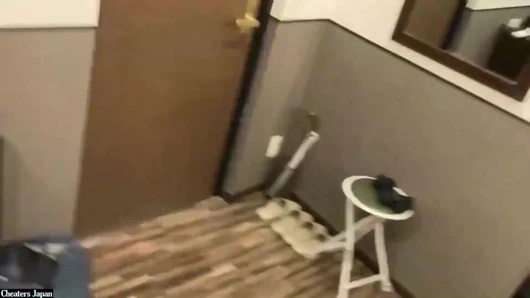 Sullen siyah saçlı duvar çiçeği