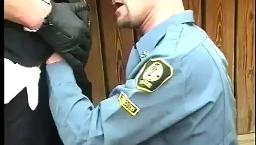 Büyük yaraklı polisler açık havada birbirlerini emiyor ve yalıyor