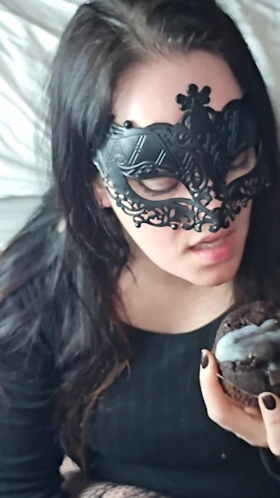 Обязательный для просмотра момент из "Милфа съела CUPCAKE с заморозкой спермы - Millie Fox"