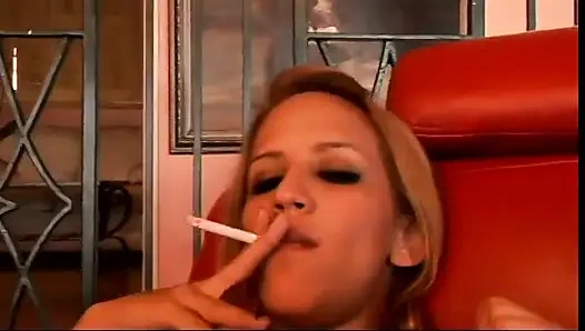 Ateşli sarışın büyük memeler iki büyük dildoyla amcığını sikiyor