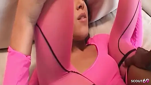 Latin genç isabella büyük zenci yarağı ile ırklararası sahnede ilk anal sikişini yapıyor