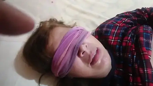 Üvey oğul yarağını üvey annesinin ağzına sokuyor