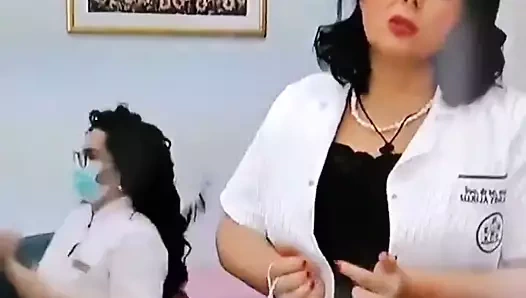 Medicinska sestra pokazuje ogromne sise