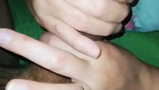 Teyze onu çıplak gördü ve üvey sevgilisinin yarağıyla ilgilenmek istedi.
