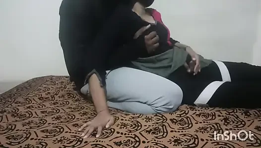 Meena yenge kocasının arkadaşıyla romantik seksin tadını çıkarıyor