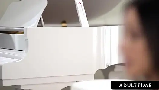 ADULT TIME - hamile orta yaşlı seksi kadın Jennifer White kocası uzaktayken komşusunu sert sikmesi için yalvarıyor
