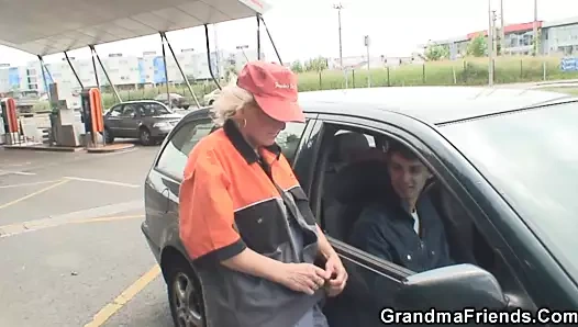 İki arkadaş tarlada yaşlı bir sarışın kadını paylaşıyor.