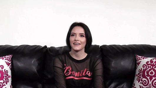 19 yaşındaki mcdonald's kasiyerinin yetişkin endüstrisine girmesini izleyin