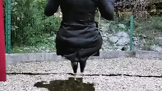 Çoraplı ve ceketli üvey anne salıncakta sallanıyor ve götünü gösteriyor