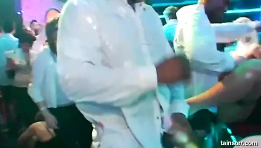 Muhteşem gelinler kahrolası içinde kamu