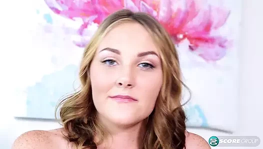 Summer, katil vücutlu ve kıkırdayan parlak bir sarışın