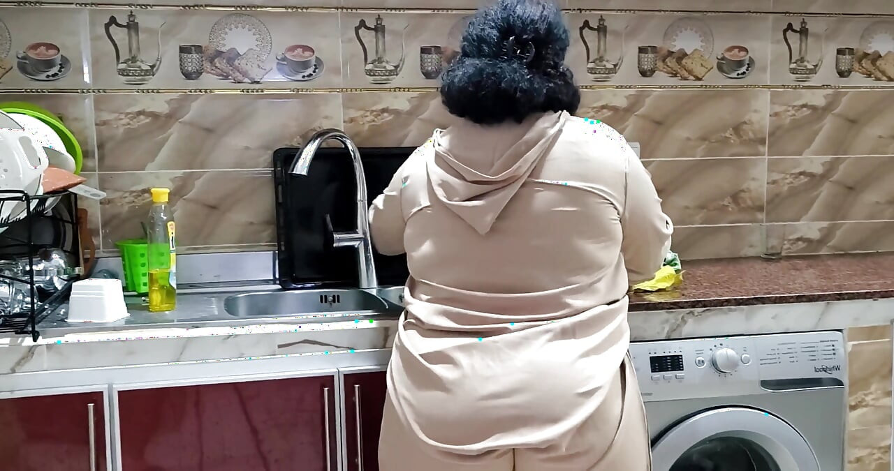 Mısırlı sharmota mutfakta amını ıslatıyor Arap büyük kadın