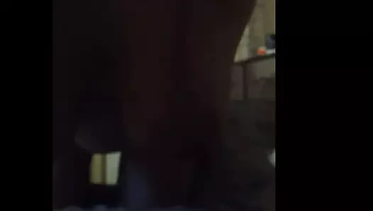 sevgili iç çeker ve orgazm olur. ev videosu. azgın