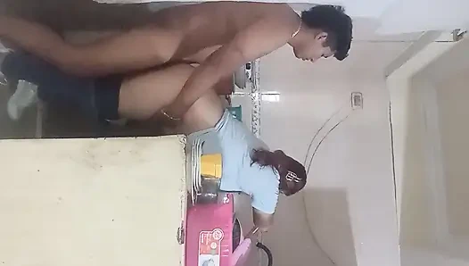 Ev işçisi işvereniyle yalnız.