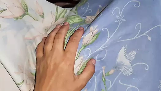 Sırayla battaniyenin altında komşumun amlarıyla oynuyorum