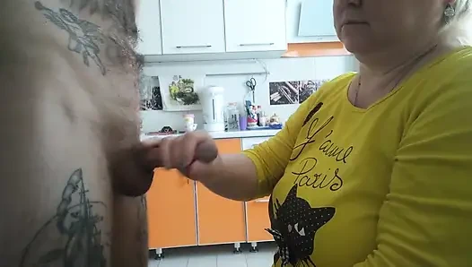 Kayınvalidem sakso yaparken taşaklarımı boşaltıyor