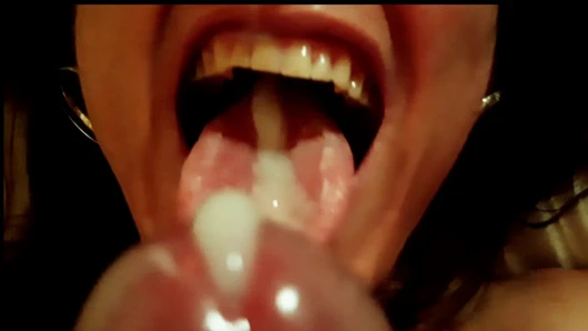 Azgın orta yaşlı seksi hemşire şimdiye kadarki en iyi sakso çekiyor