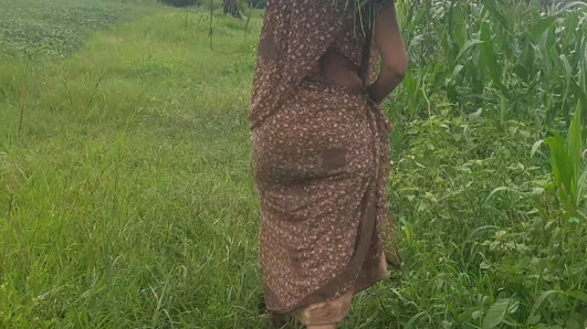 In the middle of the paddy field, the sister-in-law made a mare and loudly fucked the ass and removed the water of the cock, the real sister-in-law enjoyed fucking in the field