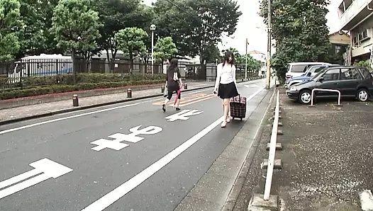 JAPON SEKSI KıZ EMDIKTEN SONRA UZUN BIR YARAKLA SIKILIYOR