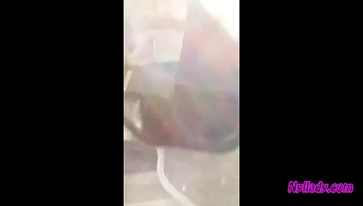 Erkek delisi yüksek topuklu çizmeler ve siyah bale daireleri içinde bravo'sunu sürüyor ve canlandırıyor