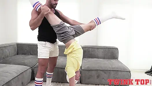TwinkTop - карета с мясистым медведем сосет член твинка из колледжа Logan Cross