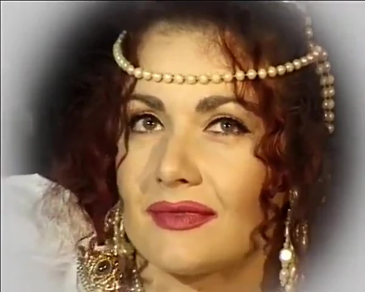 Jessica Rizzo zaman sahnesinde yürüyüş yapıyor 02