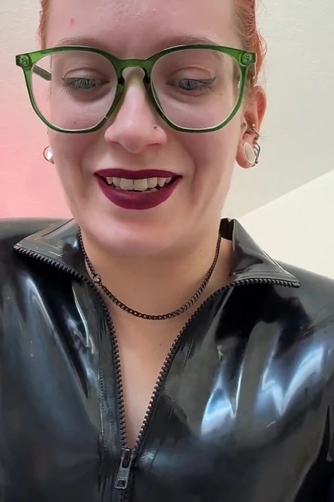 Kız kardeşlik tarafından hapsediliyor: Feral Futa için damızlık