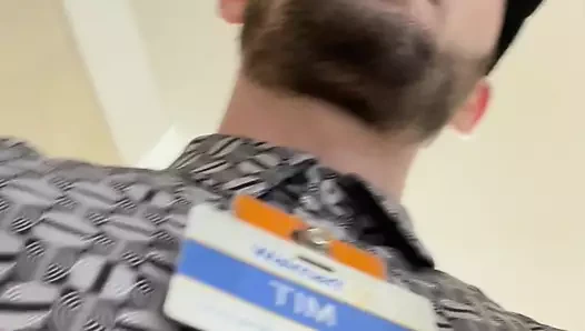 Walmart çalışanı Timmy işteki of'ı için içerik yapıyor.