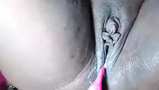 Büyük klitoris amcık oyunu ve fışkırtarak boşalma (yakın çekim)