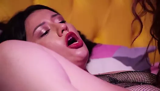 Agatha ve Amanda ile anal yumruk sokma