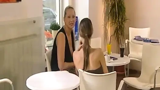 Havuz Başında Azgın Lezbiyenler, Vahşi Oral Seks Ve Meme Yalama