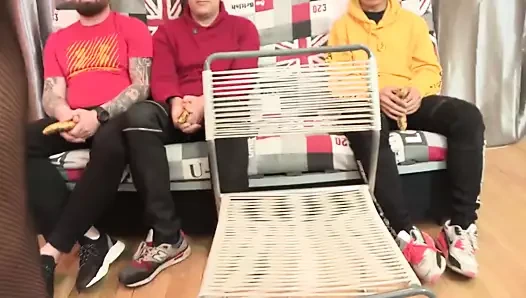 Harika bir vücuda sahip siyah kız onlardan birini seçip becermek zorunda kalacak