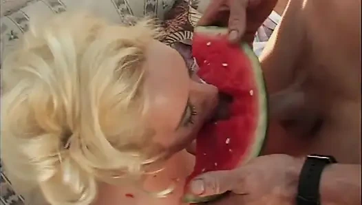 Büyük kavunlu güzel sarışına komşus yardım ediyor