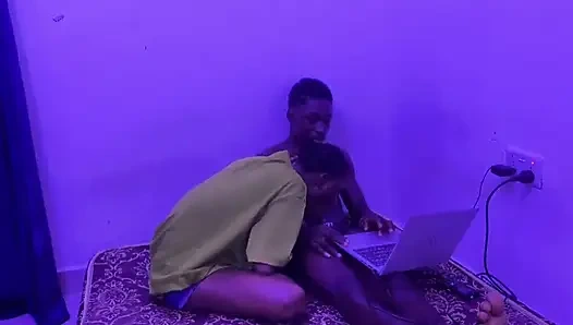 En Iyi Arkadaşımla Oynamaktan Beni Sert Sikiyor