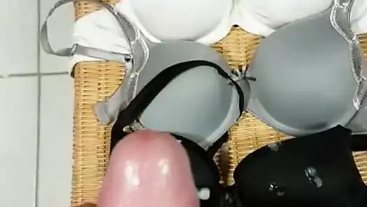 Auf die BHs meiner Frau gespritzt 3