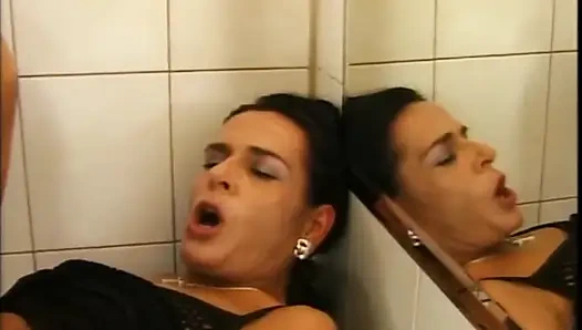 Güzel seksi klasik orta yaşlı seksi kadınlar büyük azgın yaraklarla sikiliyor ve boşalıyor