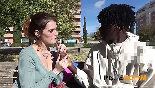 Malafalda ırklararası meydan okumayı kabul ediyor: aslanıyor ve bize harika bir sahne yaşatıyor!!