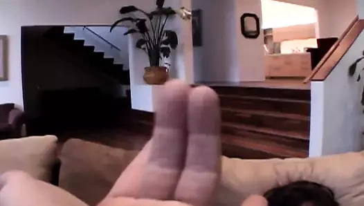 Bir tatlı koyu saçlı kız alır becerdin sert tarafından iki musluklar