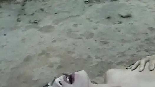 Şehvetli esmer hatun sahilde hunk'un aletine biniyor