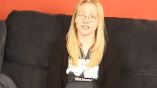 Seksi sarışın genç kız küçük bir yaraklı adamı emiyor ve sikiyor