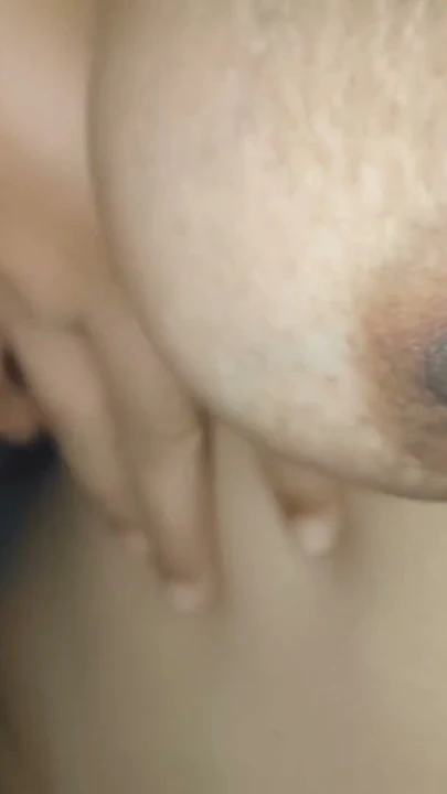 Hintli desi karı sütlerini gösteriyor ve amına çiftli dildo sokmaya çalışıyor | Bölüm 1