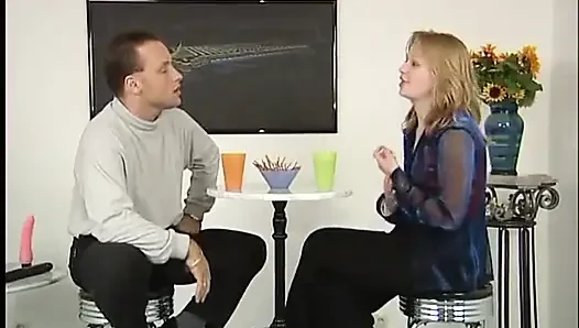 Seksi sarışın canavar bir yarağı emiyor ve sonra tıraşlı amına sokuyor