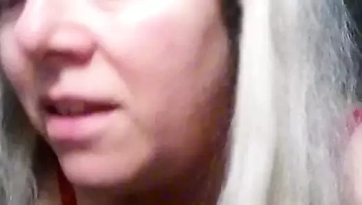 seksi. linda pembe bikinili bir şarkı söylüyor