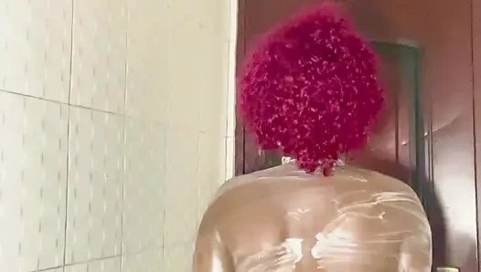 Banyo yaparken işemek çok eğlenceliydi